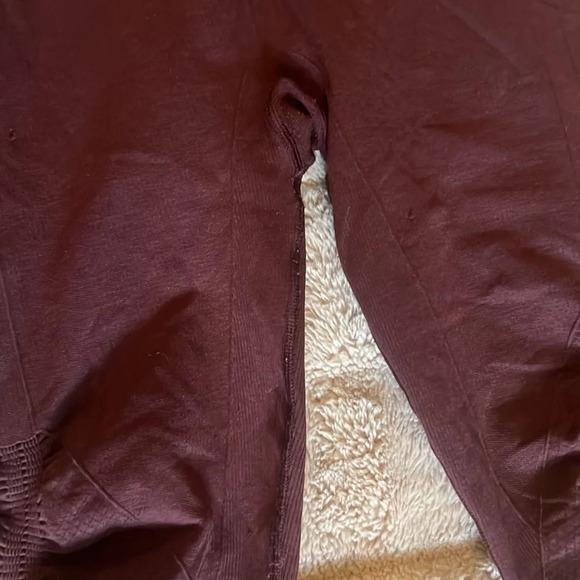 Lululemon maroon cropped ruched leggings - Picture 4 of 8